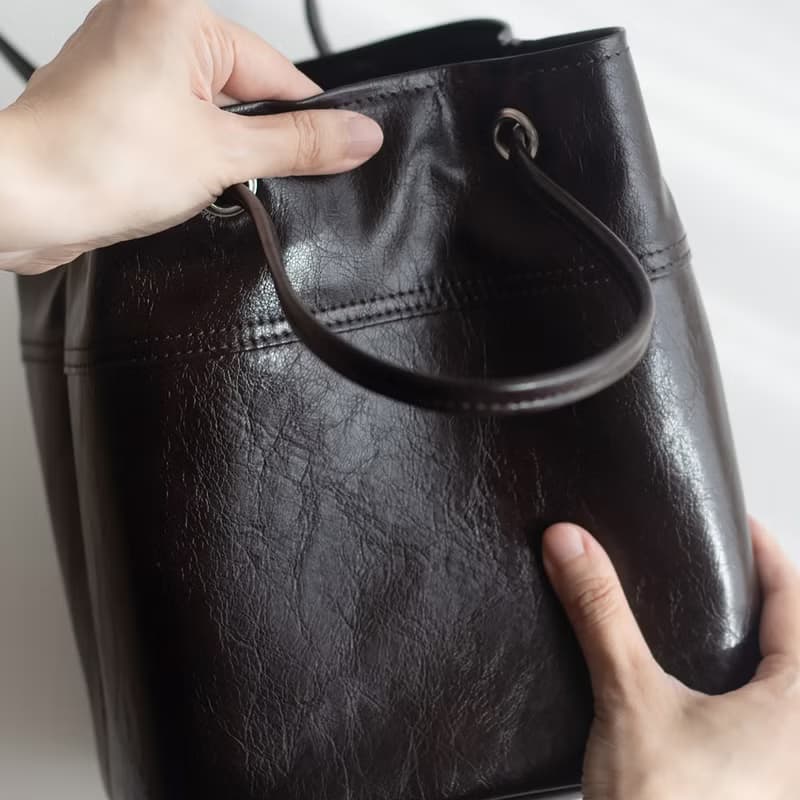 春夏新品 復古感油臘紋PU【深巧克力】多用輕便水桶包 托特/側背