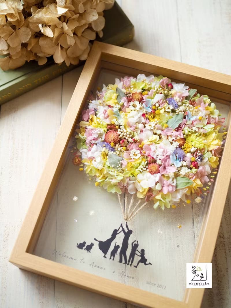 【ご家族のお名前入り_新築祝い/結婚祝い/マイホームの玄関】幸せのバルーン_プリザーブドフラワーとドライフラワーのガラスフレーム ファミリーウェルカムボードL