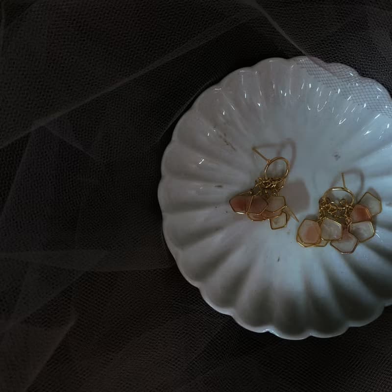 琥珀粉花瓣圓框耳環