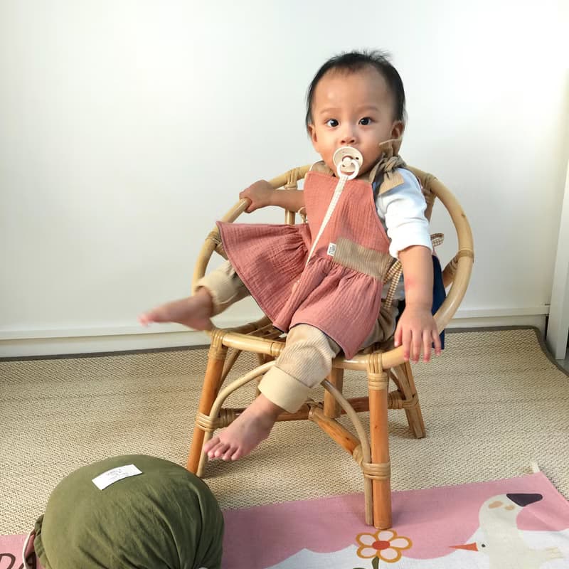 翠絲照顧著植栽 | 雙面牛仔拼接綁帶洋裝式背心罩衫