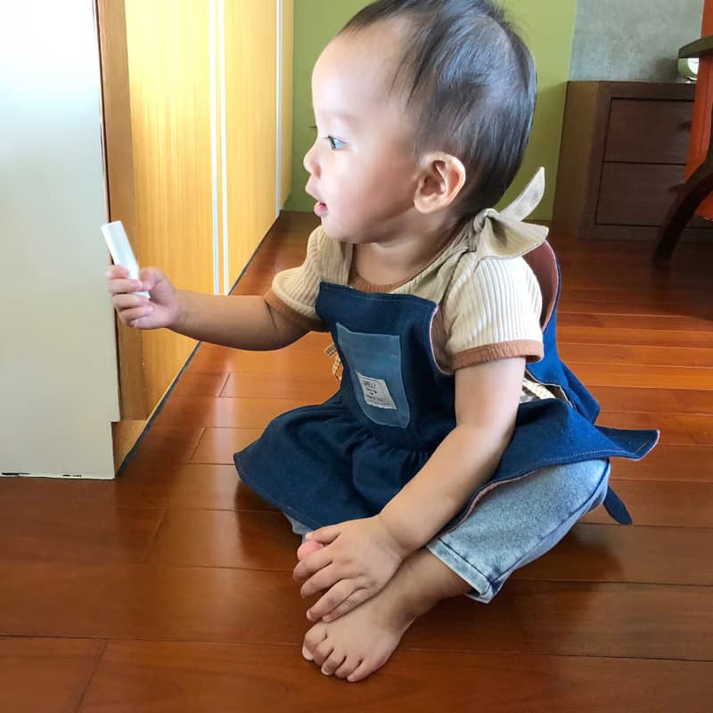 翠絲照顧著植栽 | 雙面牛仔拼接綁帶洋裝式背心罩衫