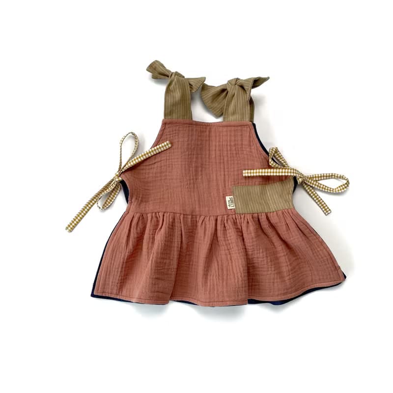 翠絲照顧著植栽 | 雙面牛仔拼接綁帶洋裝式背心罩衫