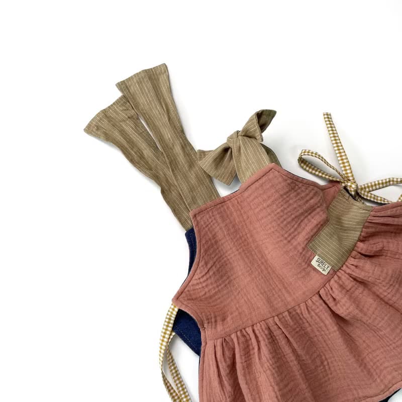 翠絲照顧著植栽 | 雙面牛仔拼接綁帶洋裝式背心罩衫