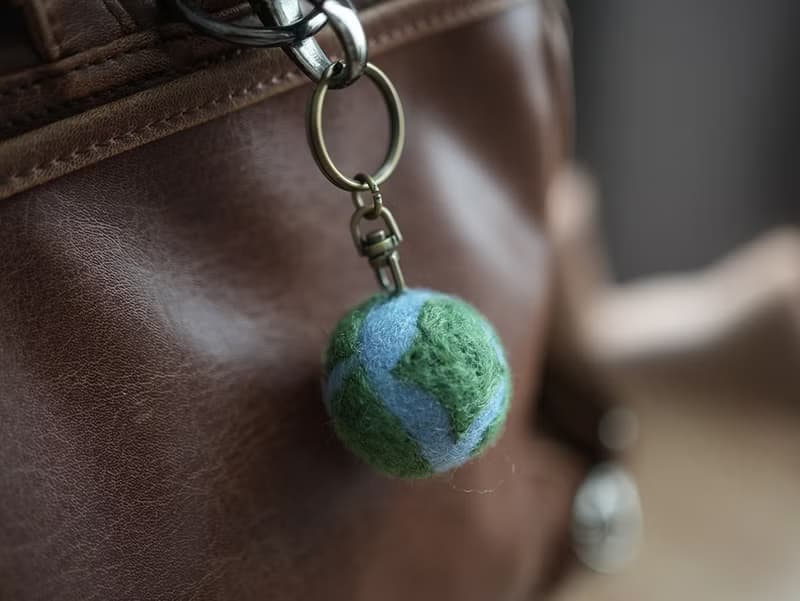 100% Wool 小地球羊毛氈鑰匙圈 _公平貿易