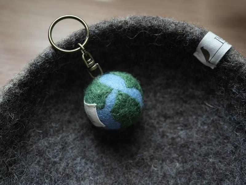 100% Wool 小地球羊毛氈鑰匙圈 _公平貿易