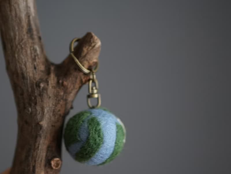 100% Wool 小地球羊毛氈鑰匙圈 _公平貿易