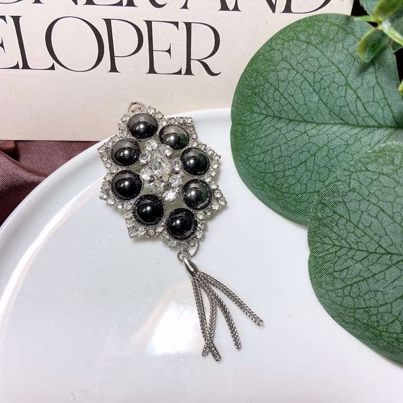【西洋古董飾品】美垂墜流蘇銀擺動 黑珠裝飾風萊茵 胸針胸章