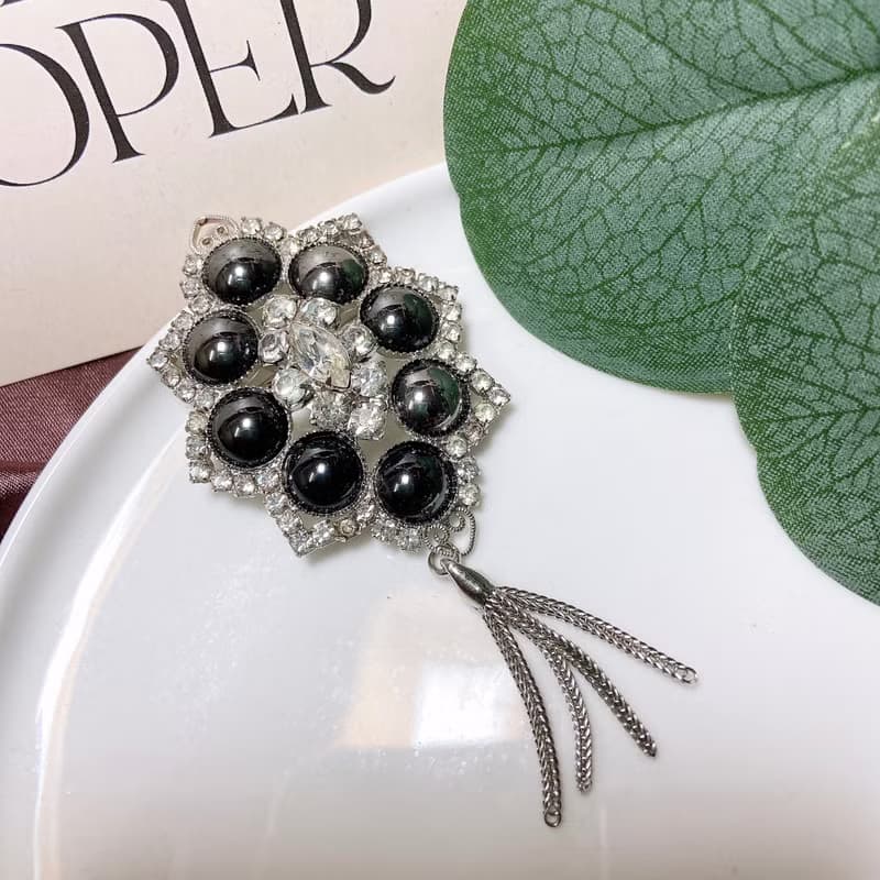 【西洋古董飾品】美垂墜流蘇銀擺動 黑珠裝飾風萊茵 胸針胸章