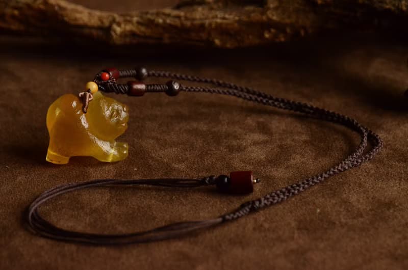【吉望】天然琥珀金絞蜜生肖狗精雕項鏈