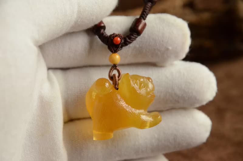 【吉望】天然琥珀金絞蜜生肖狗精雕項鏈