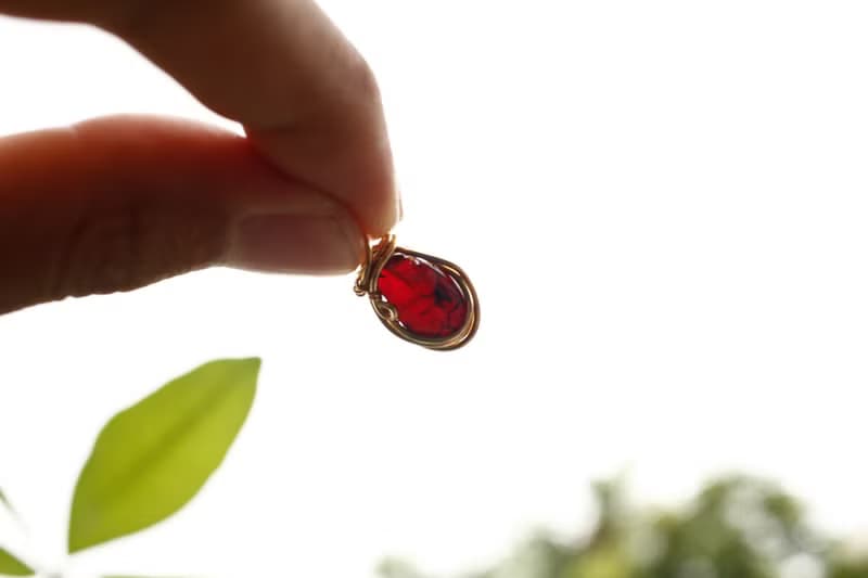 【水晶系列】緬甸鴿血紅血珀裸石 纏繞百搭迷你墜 無精拋 價實惠