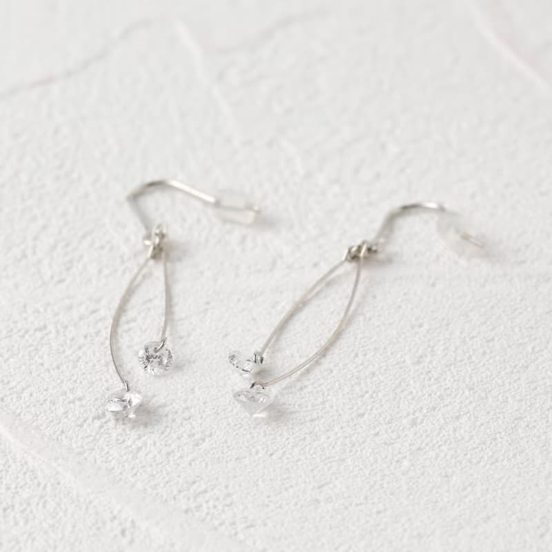 【Pinkoi限定商品】double gems pierced earring SV ニッケルフリーピアス　キュービックジルコニアが揺れるピアス　シルバー