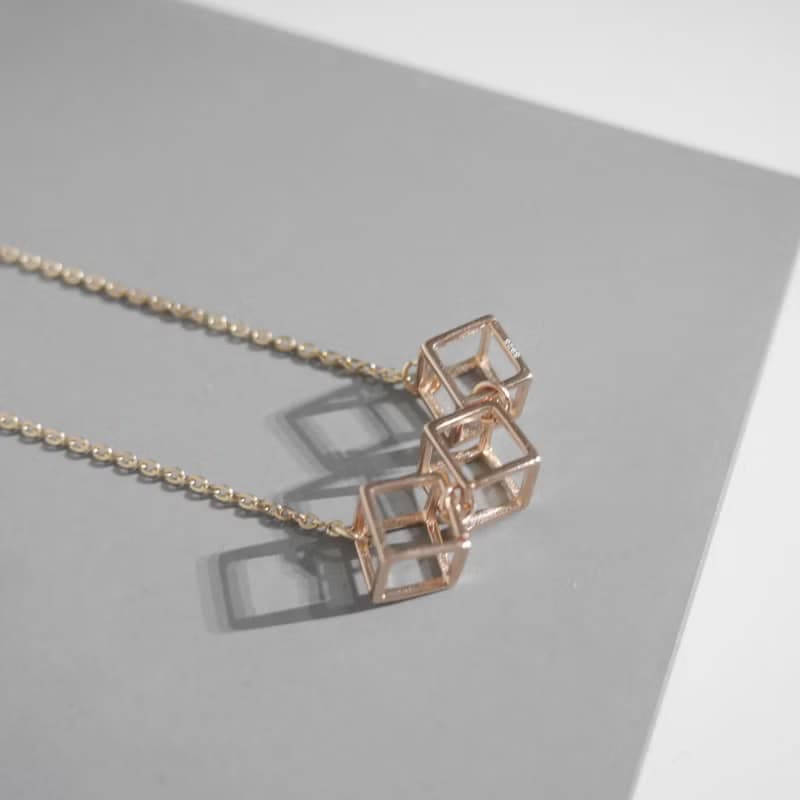 母親節禮物 | 18K玫瑰包金 3D立方體吊墜橫款頸鏈項鍊