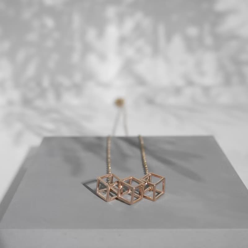 母親節禮物 | 18K玫瑰包金 3D立方體吊墜橫款頸鏈項鍊