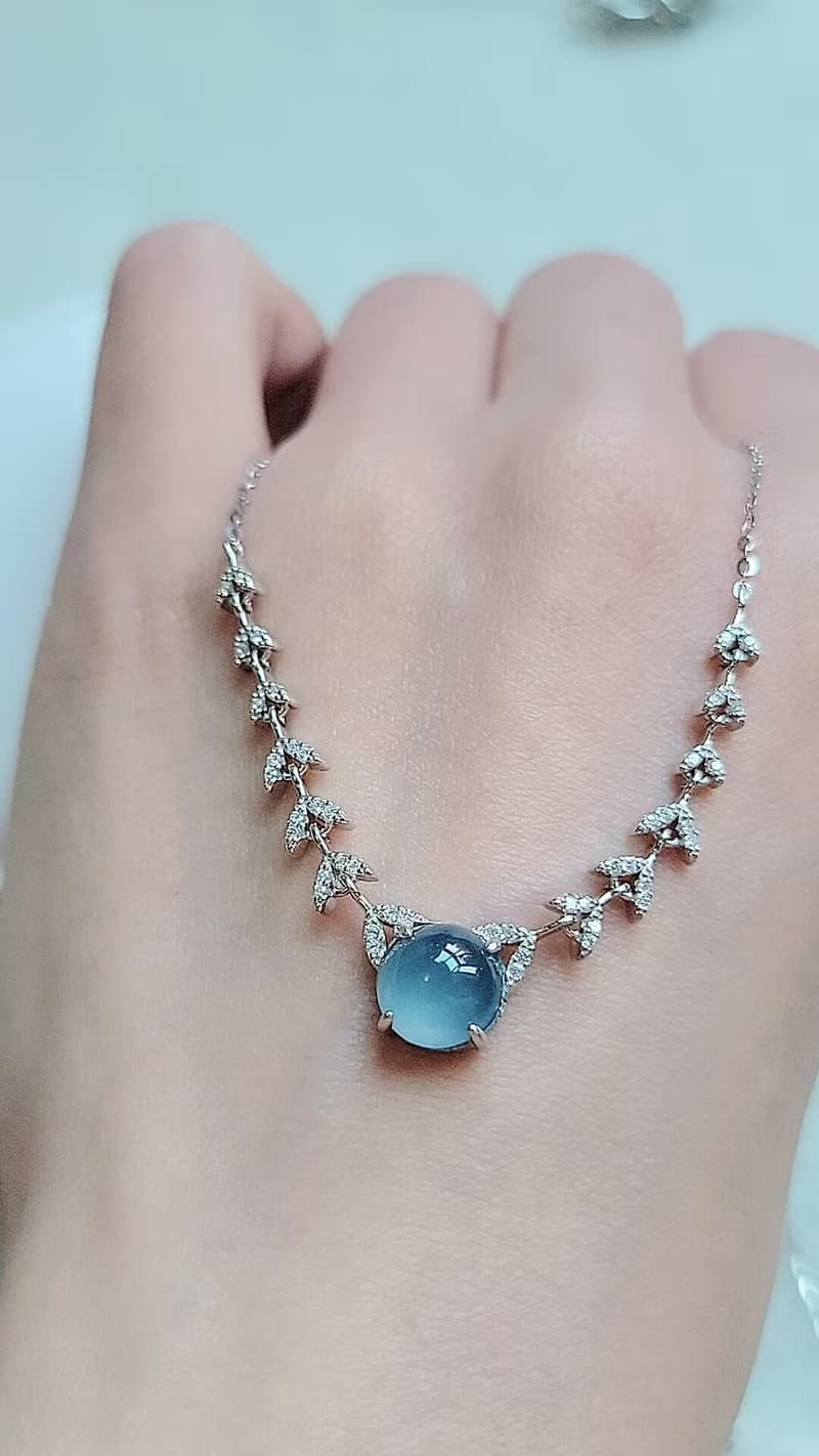 |招財女神|A貨翡翠冰玻藍剛大蛋面8.5mm純銀鍍18k桂冠葉項鏈
