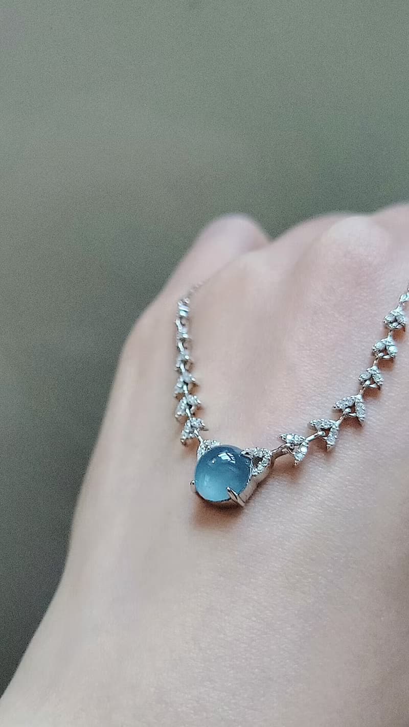 |招財女神|A貨翡翠冰玻藍剛大蛋面8.5mm純銀鍍18k桂冠葉項鏈