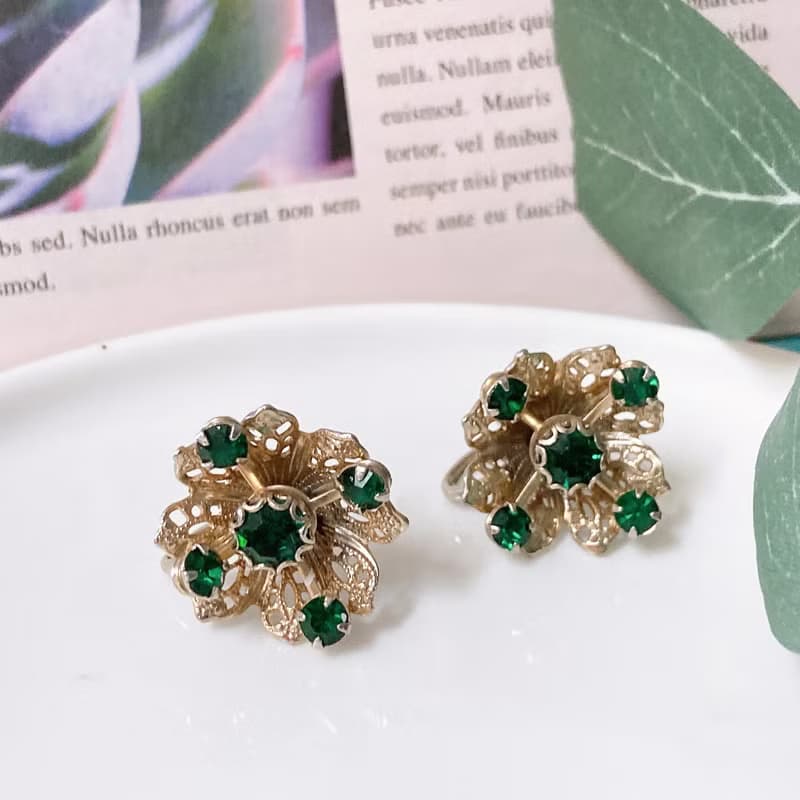 【西洋古董飾品】雕花金簍空掐絲紋理 亮墨綠萊茵鑽耳環 耳夾