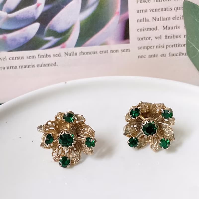 【西洋古董飾品】雕花金簍空掐絲紋理 亮墨綠萊茵鑽耳環 耳夾