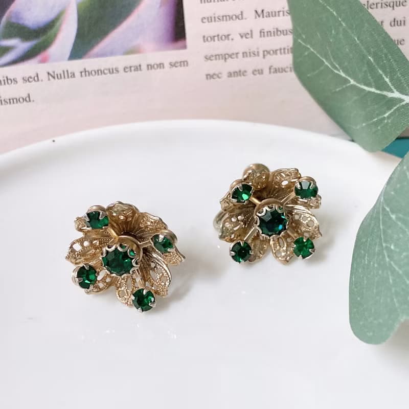 【西洋古董飾品】雕花金簍空掐絲紋理 亮墨綠萊茵鑽耳環 耳夾