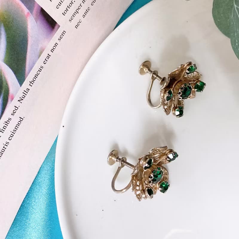 【西洋古董飾品】雕花金簍空掐絲紋理 亮墨綠萊茵鑽耳環 耳夾