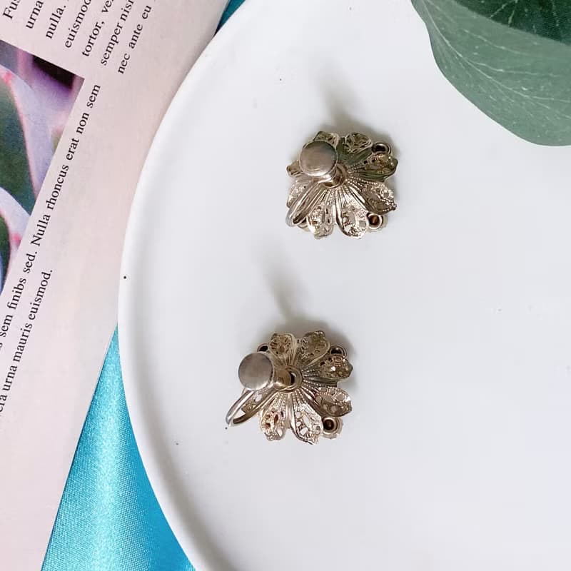 【西洋古董飾品】雕花金簍空掐絲紋理 亮墨綠萊茵鑽耳環 耳夾