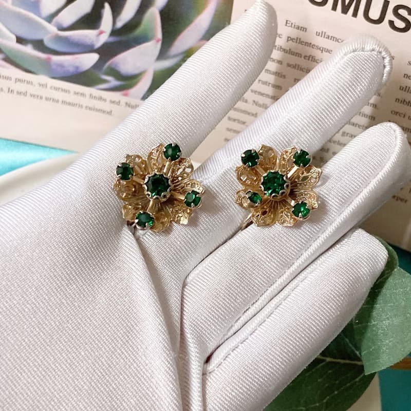 【西洋古董飾品】雕花金簍空掐絲紋理 亮墨綠萊茵鑽耳環 耳夾
