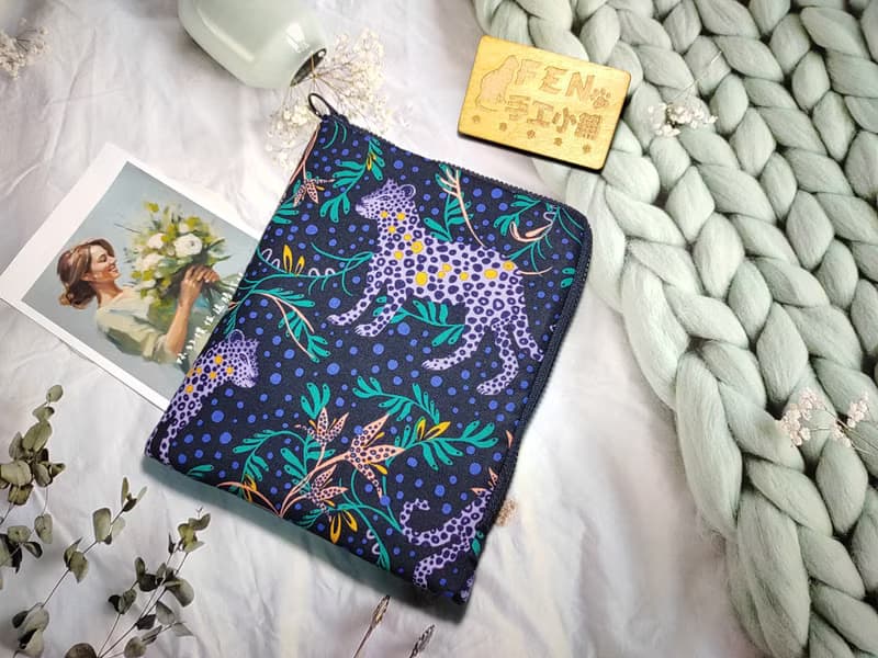 英國限量布黑底紫點花豹款L型拉鍊袋-電子書保護套-kobo 7.8吋袋