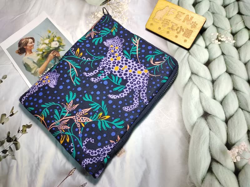 英國限量布黑底紫點花豹款L型拉鍊袋-電子書保護套-kobo 7.8吋袋
