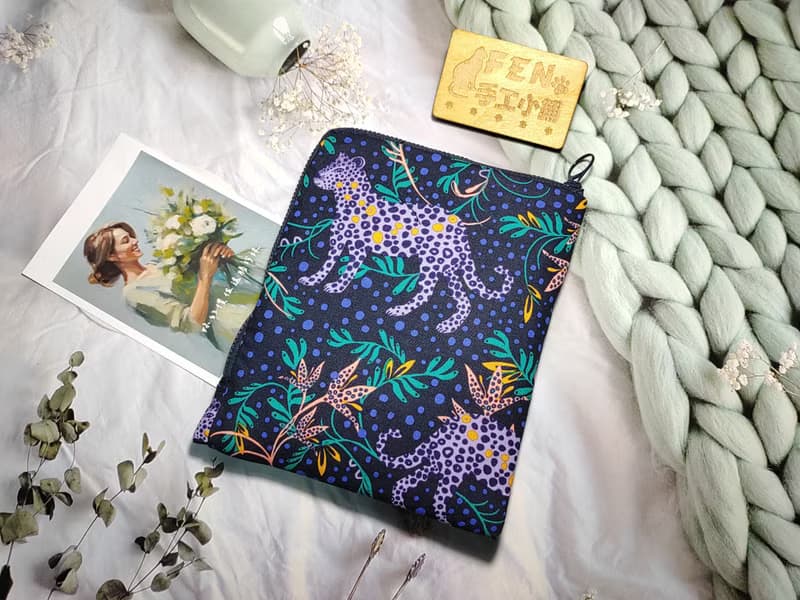 英國限量布黑底紫點花豹款L型拉鍊袋-電子書保護套-kobo 7.8吋袋