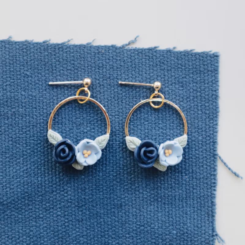 ONNIZZANG | 玫瑰花圈軟陶耳環 (藍色版)