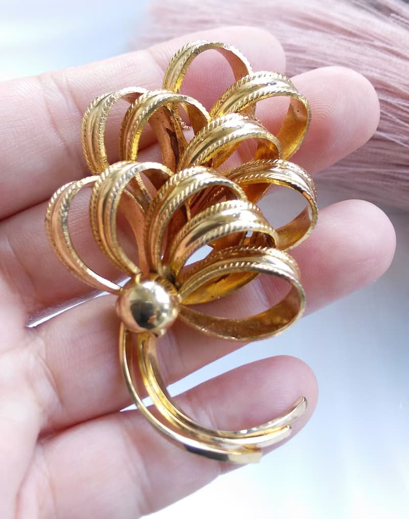 Vintage Jewelry 西洋古董飾品 立體 金色調 捲花花束 別針