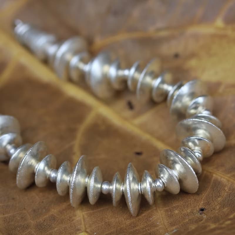 Handmade silver disks beaded bracelet (B0058)