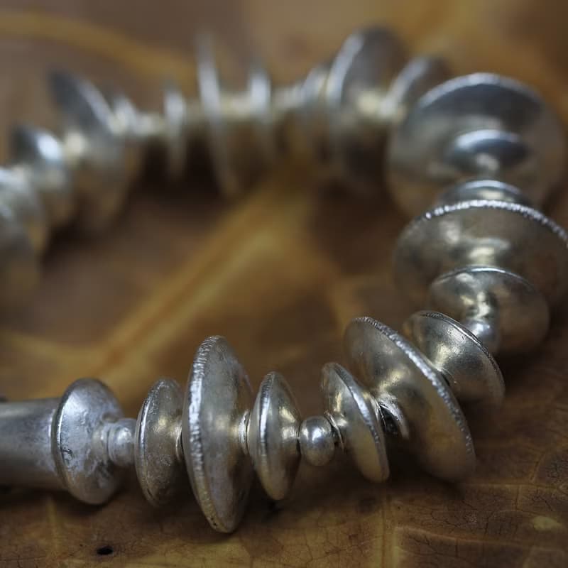 Handmade silver disks beaded bracelet (B0058)