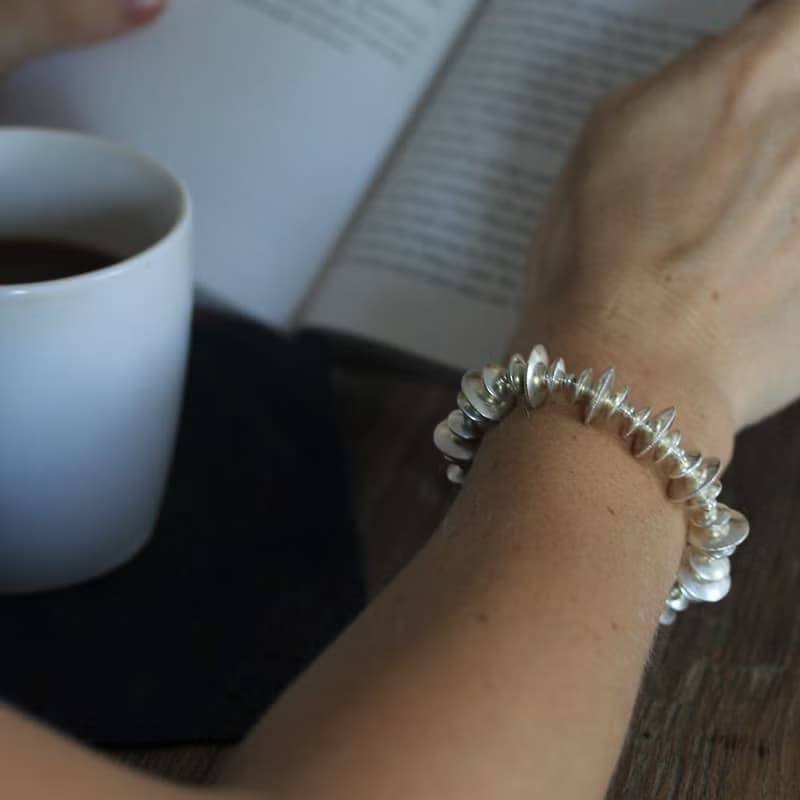 Handmade silver disks beaded bracelet (B0058)