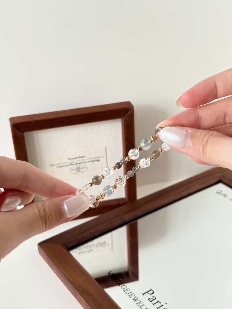 /霧的輪廓/黑金骨幹 藍兔毛 閃靈膠花 白水晶 馬島月光石 黑金超