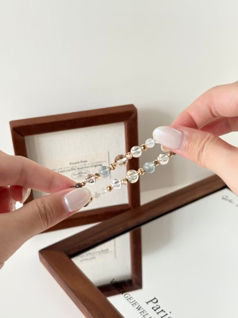 /霧的輪廓/黑金骨幹 藍兔毛 閃靈膠花 白水晶 馬島月光石 黑金超