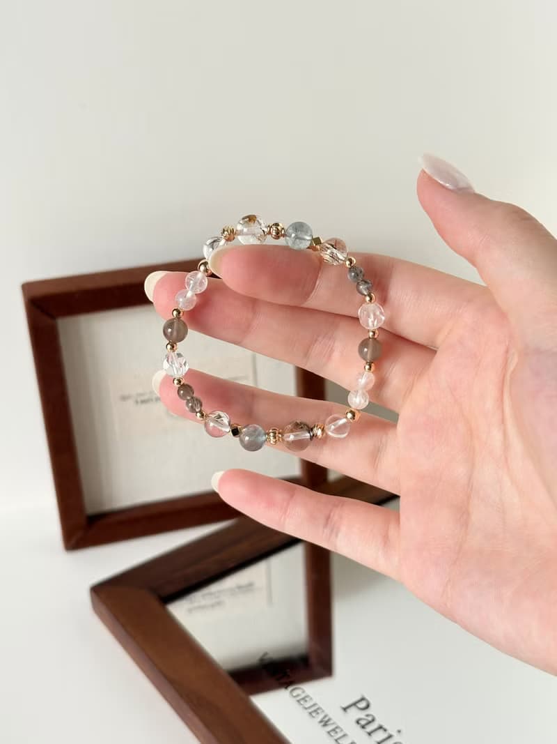 /霧的輪廓/黑金骨幹 藍兔毛 閃靈膠花 白水晶 馬島月光石 黑金超