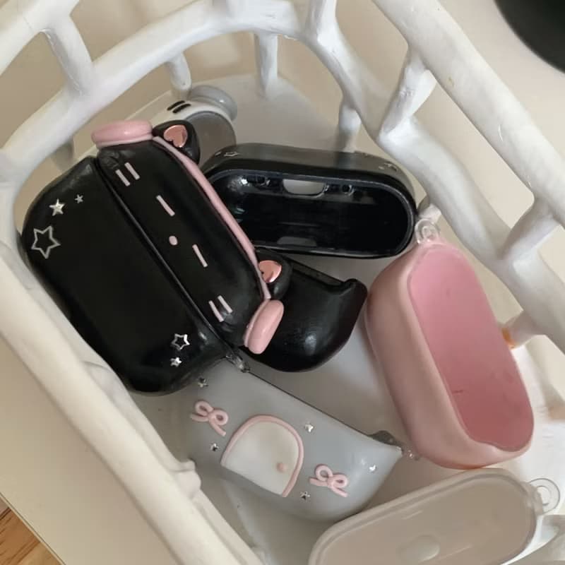 戴粉色耳機的黑貓  韓國手工 AirPods 保護殼