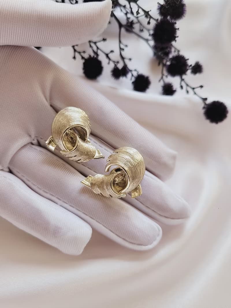 美國西洋古董飾品 / LISNER霧金刷紋螺旋鏤空復古夾式耳環