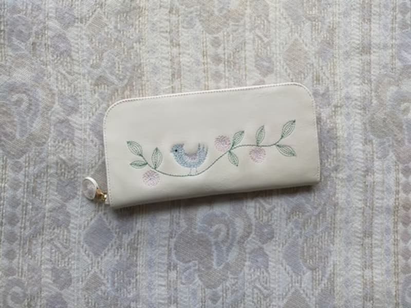 Pinkoi 代購 -  刺繡皮革錢包「Happy Blue 雀」白色（牛皮）圓形拉鍊☆修身型☆