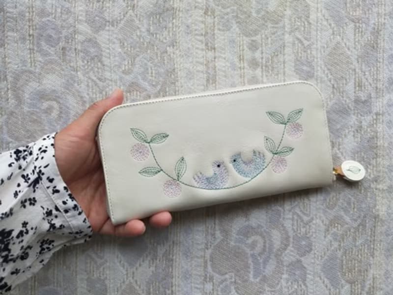 Pinkoi 代購 -  刺繡皮革錢包「Happy Blue 雀」白色（牛皮）圓形拉鍊☆修身型☆