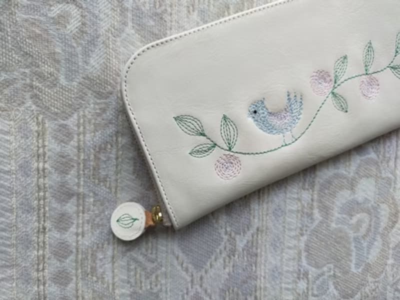 Pinkoi 代購 -  刺繡皮革錢包「Happy Blue 雀」白色（牛皮）圓形拉鍊☆修身型☆