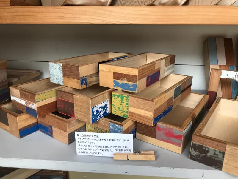 木でパッチワークして作られたカトラリーボックス ケース