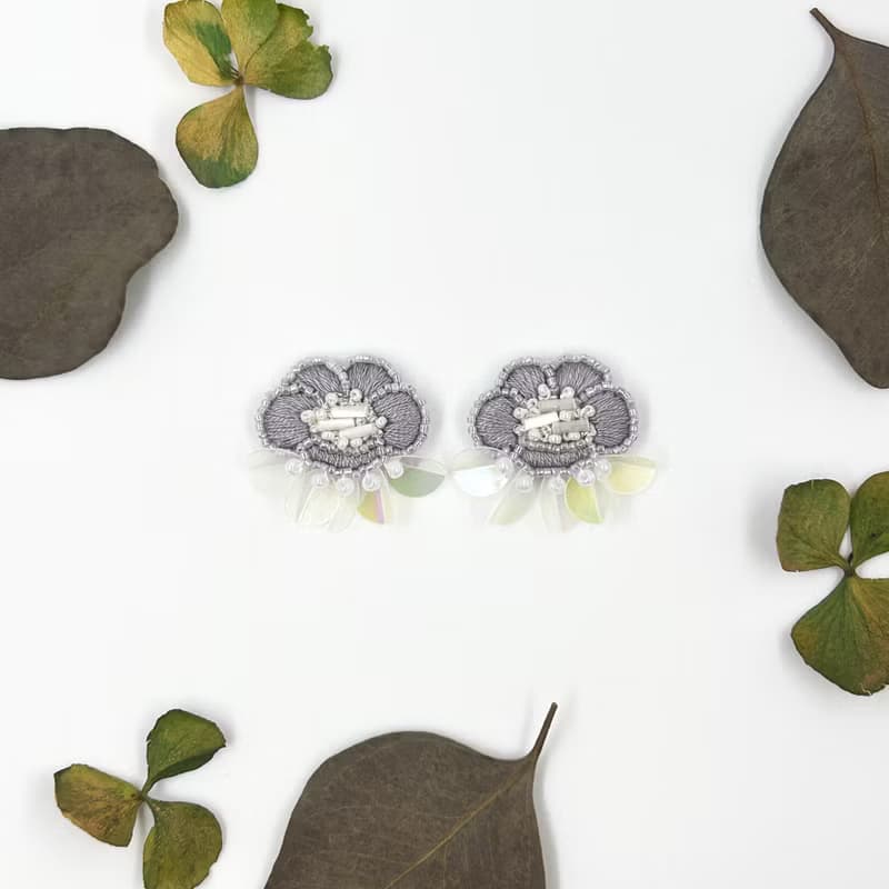 | 茷 | 耳針/耳夾 | #218 | 手刺繡茷花耳環 - 綻放的桔梗