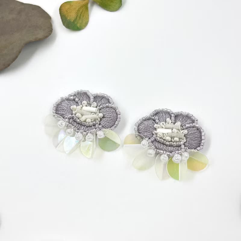 | 茷 | 耳針/耳夾 | #218 | 手刺繡茷花耳環 - 綻放的桔梗