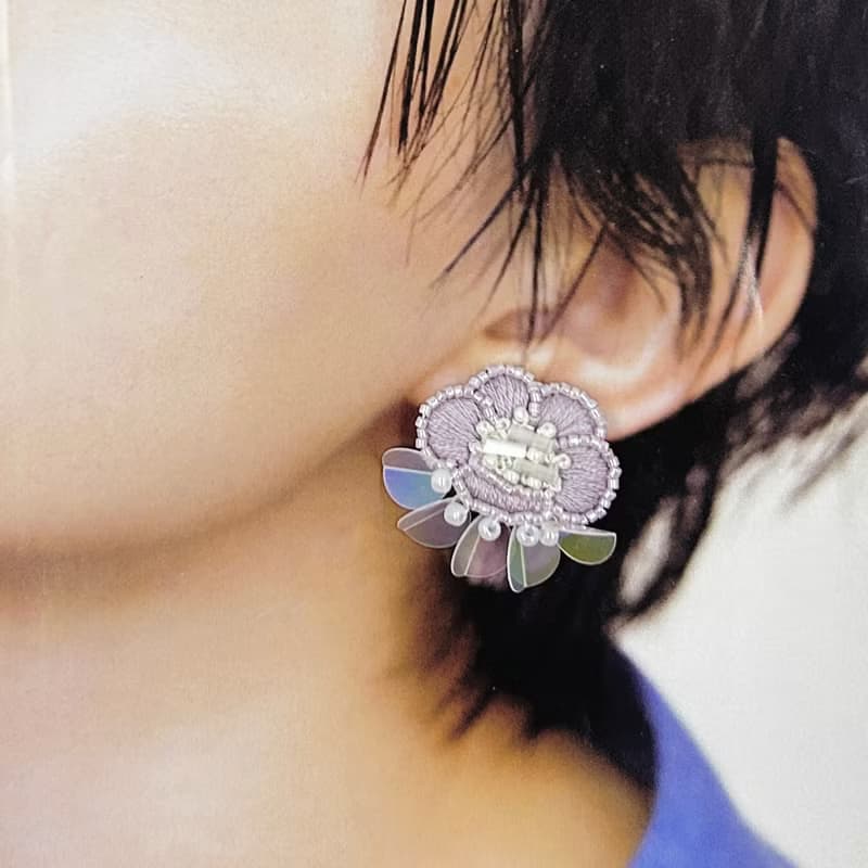 | 茷 | 耳針/耳夾 | #218 | 手刺繡茷花耳環 - 綻放的桔梗