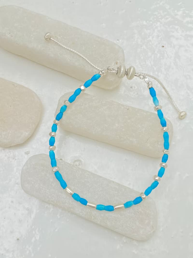 ABOVE THE CLOUDS: Turquoise and silver beads bracelet (B0098)