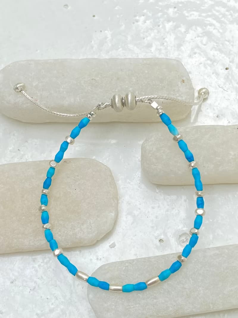 ABOVE THE CLOUDS: Turquoise and silver beads bracelet (B0098)