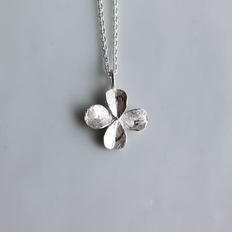 Clover necklace