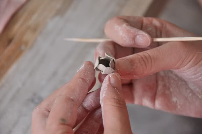 Goody Bag-透豆玉蘭花陶瓷捏花耳鉤